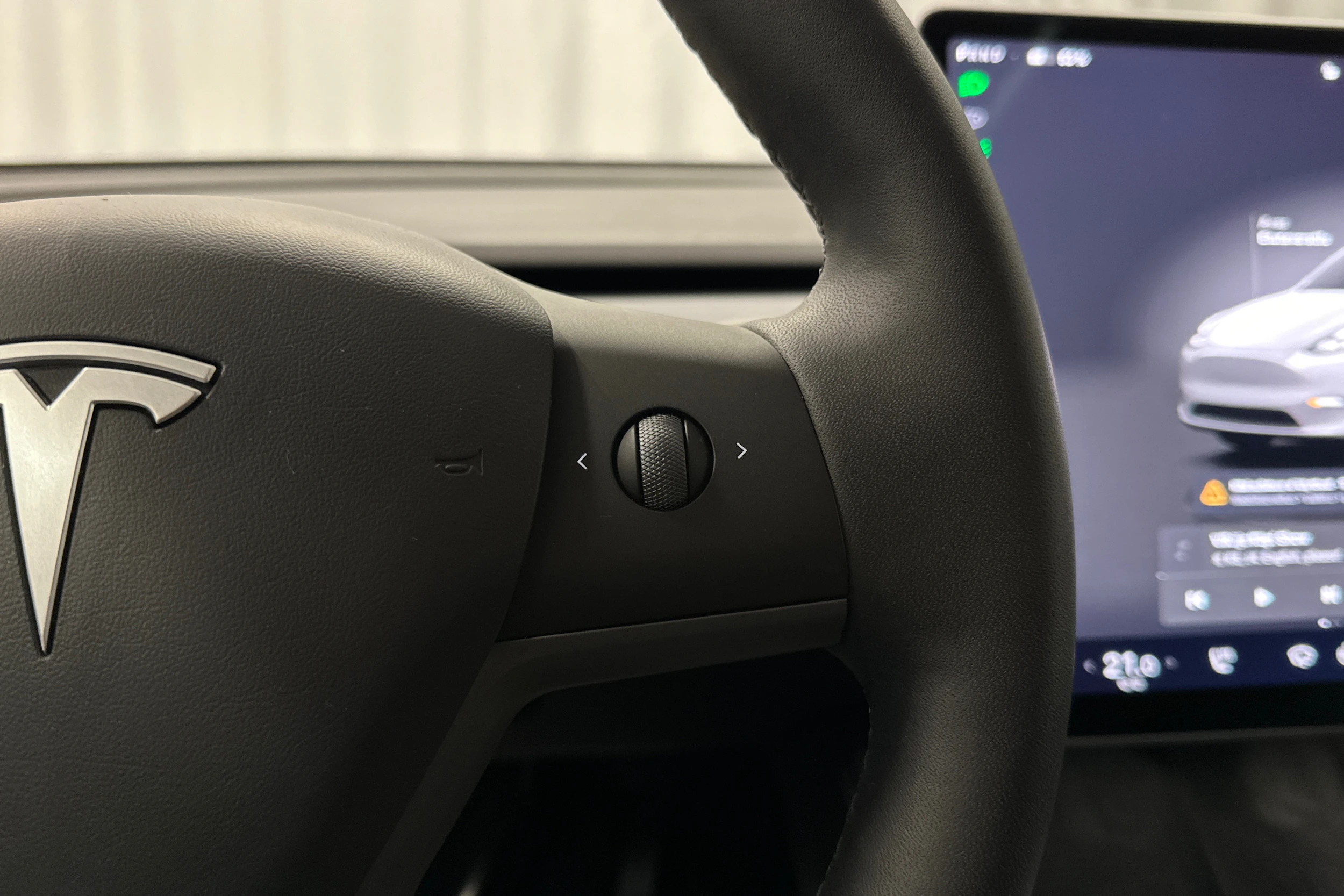 valkoinen Tesla Model Y 2023 kuva 16.