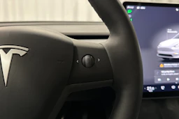 valkoinen Tesla Model Y 2023 kuva 16.