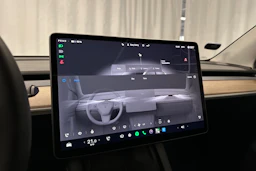 valkoinen Tesla Model Y 2023 kuva 17.