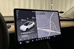 valkoinen Tesla Model Y 2023 kuva 18.