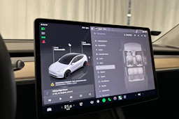 valkoinen Tesla Model Y 2023 kuva 19.
