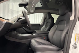 valkoinen Tesla Model Y 2023 kuva 21.
