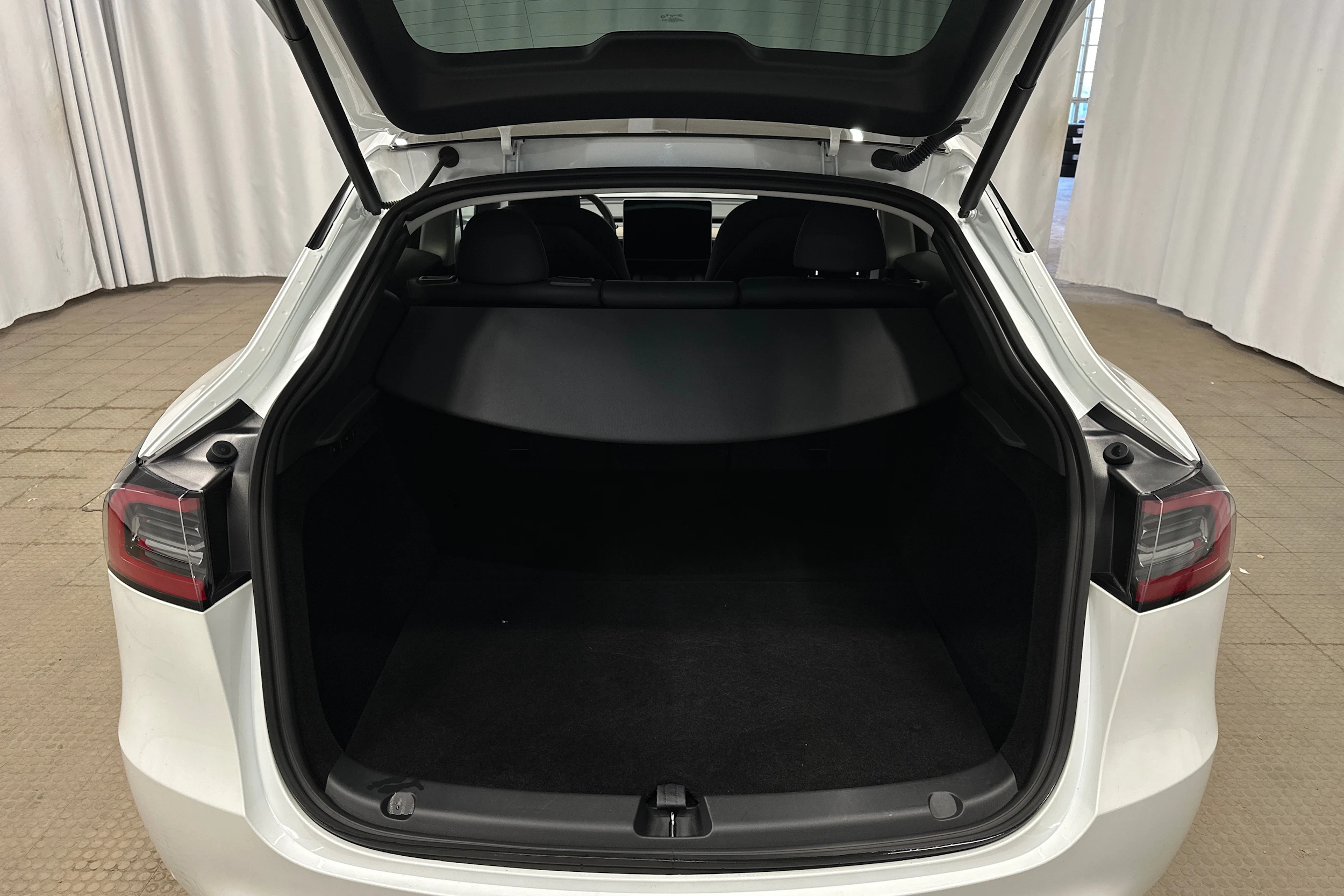 valkoinen Tesla Model Y 2023 kuva 22.