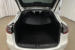 valkoinen Tesla Model Y 2023 kuva 22.