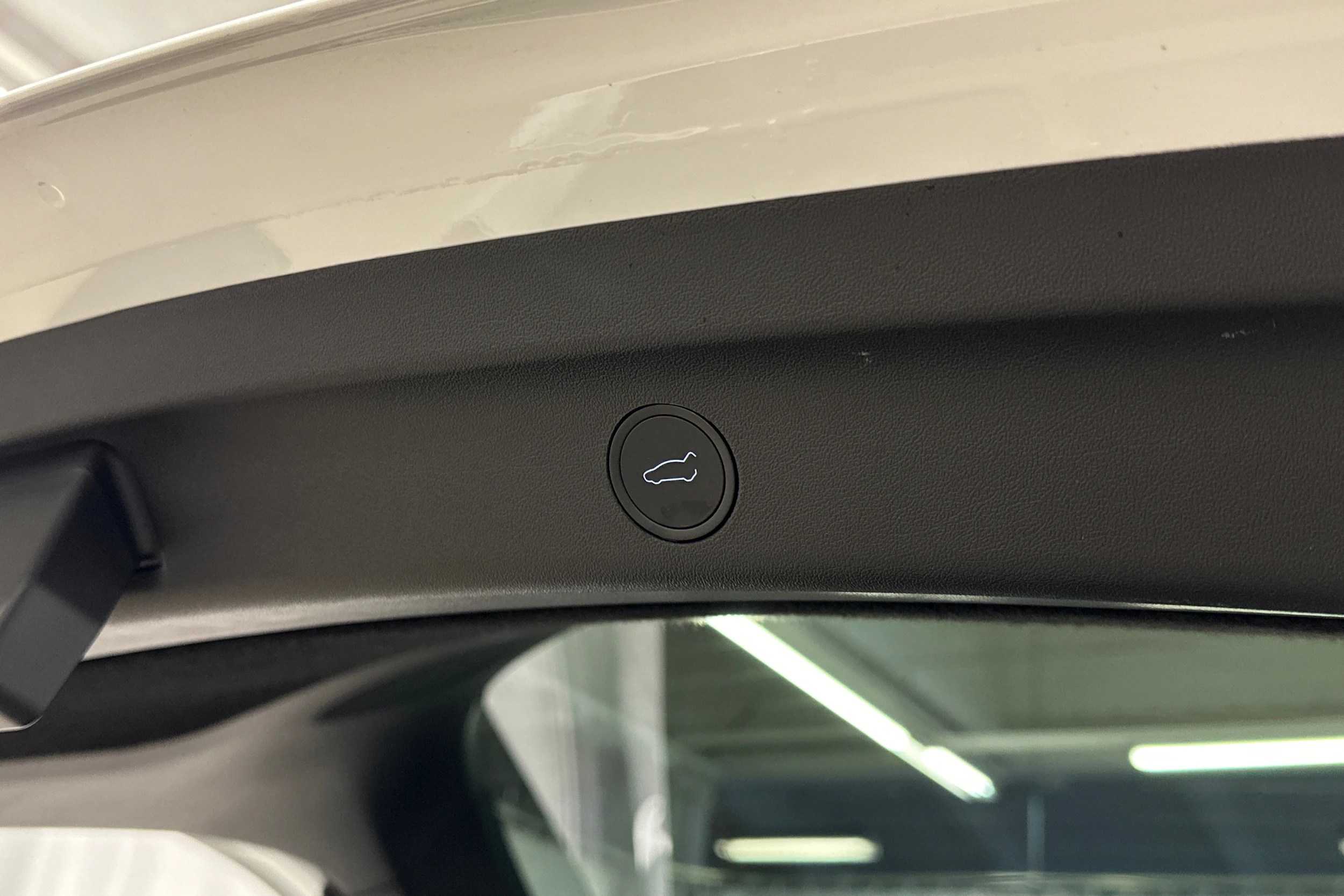 valkoinen Tesla Model Y 2023 kuva 23.
