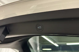 valkoinen Tesla Model Y 2023 kuva 23.