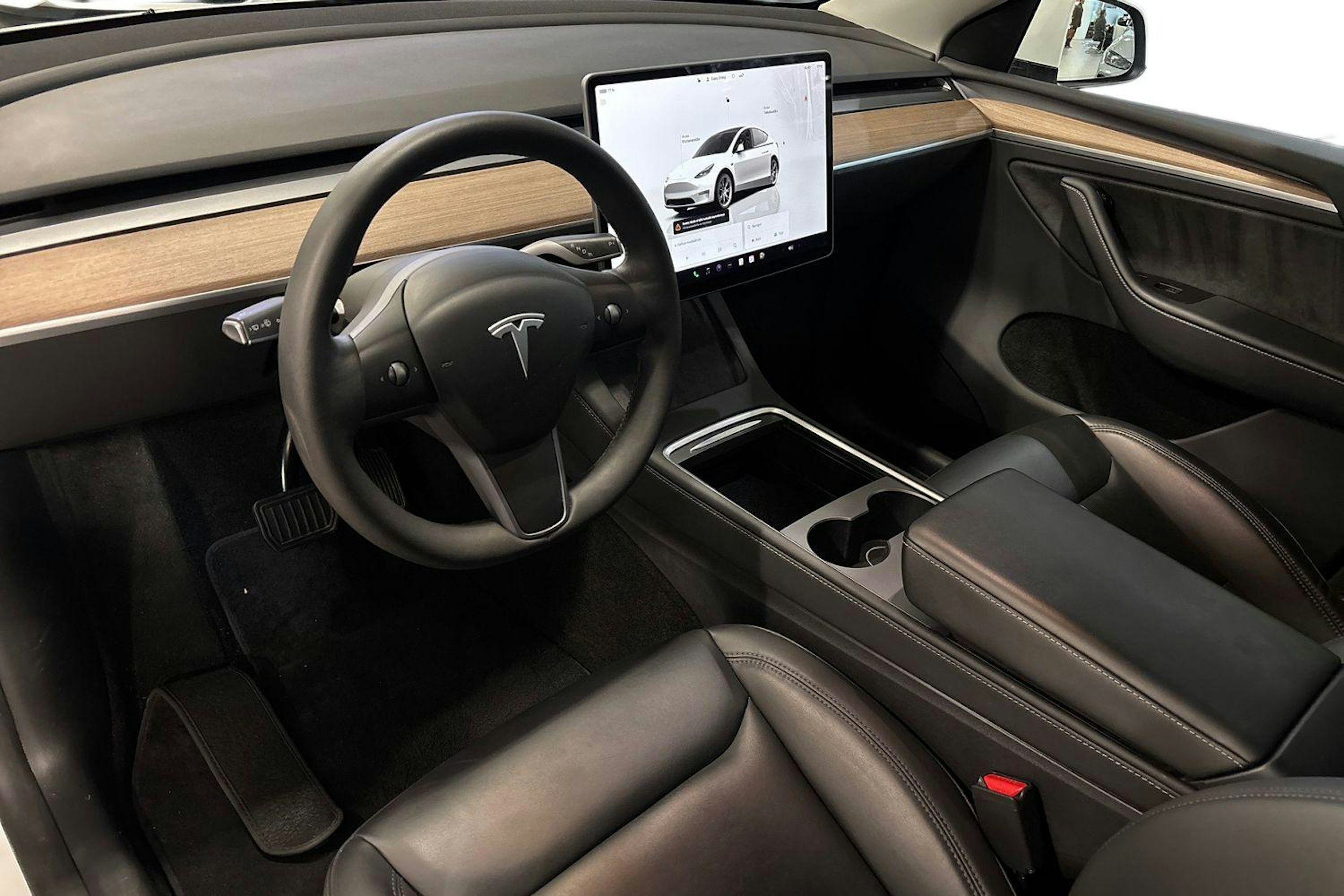 valkoinen Tesla Model Y 2023 kuva 7.