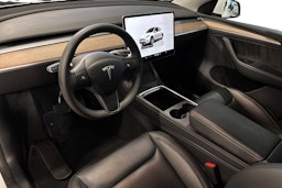 valkoinen Tesla Model Y 2023 kuva 7.