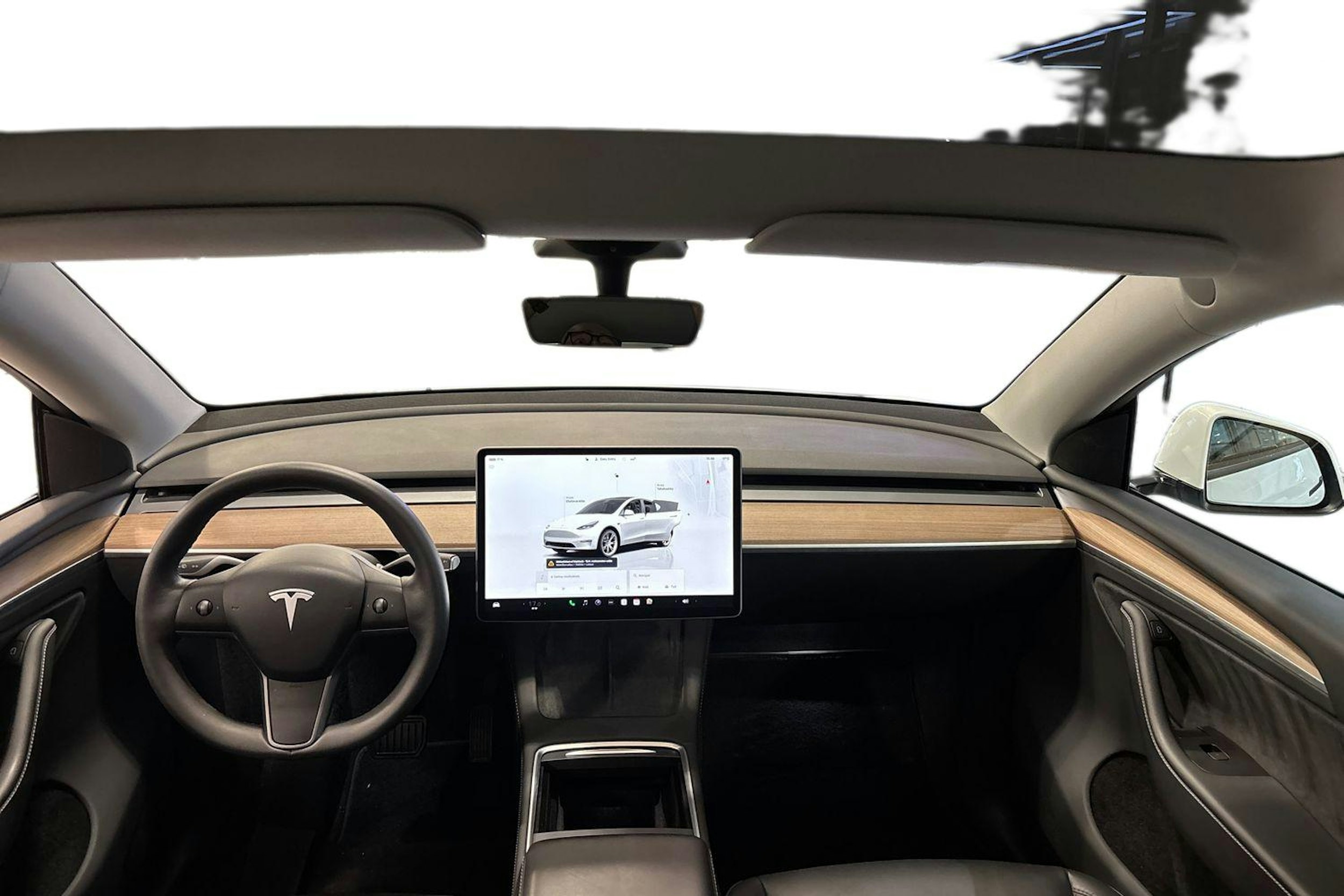 valkoinen Tesla Model Y 2023 kuva 9.