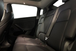 valkoinen Tesla Model Y 2023 kuva 10.