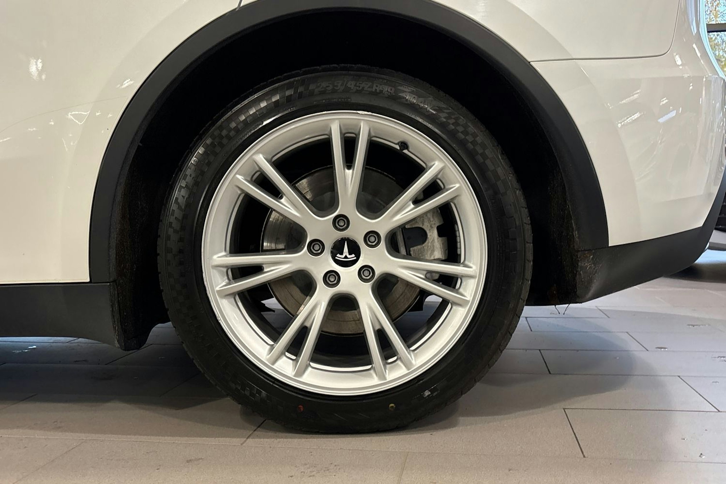 valkoinen Tesla Model Y 2023 kuva 11.