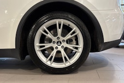 valkoinen Tesla Model Y 2023 kuva 11.