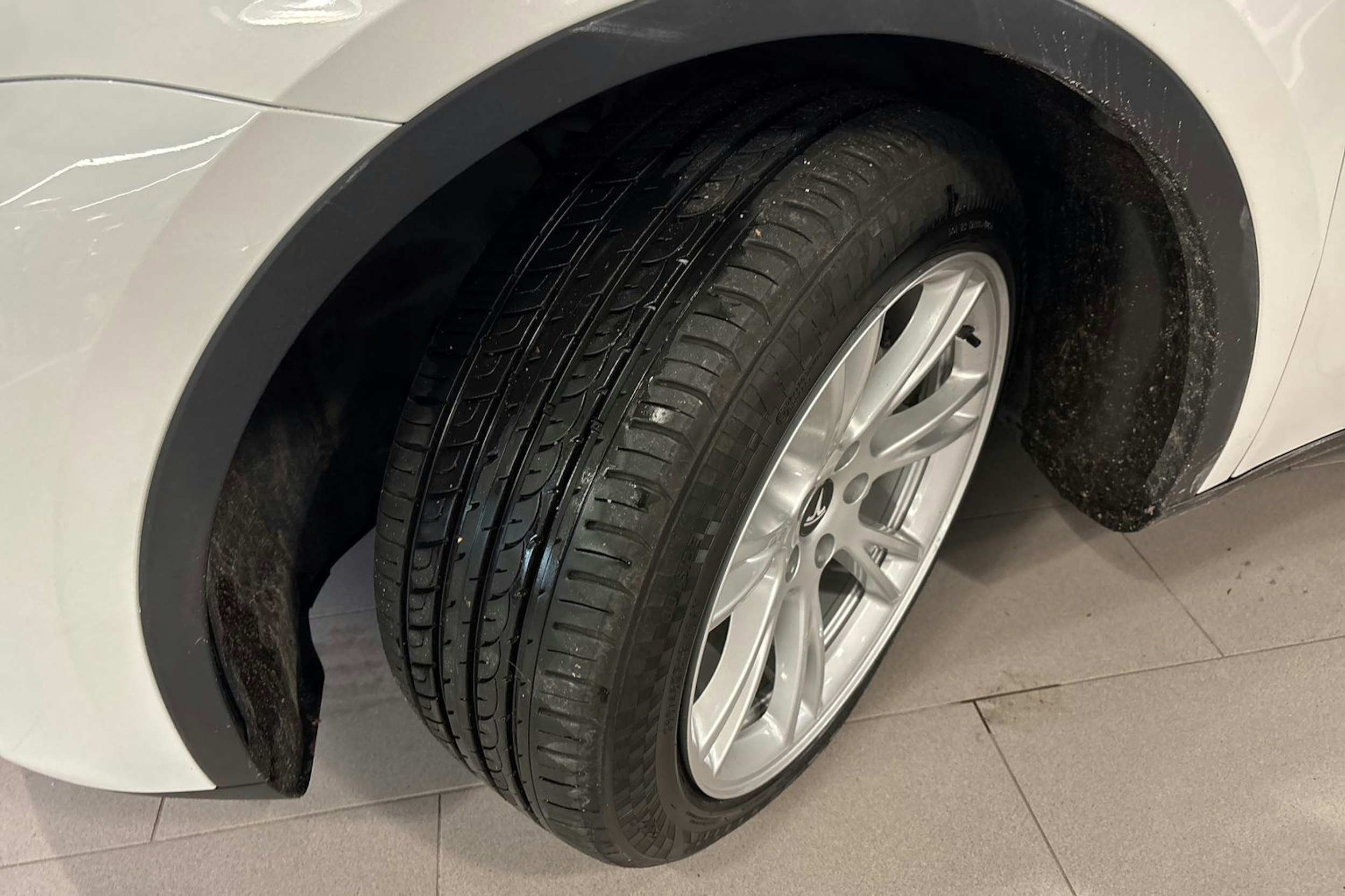 valkoinen Tesla Model Y 2023 kuva 13.