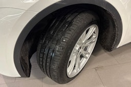 valkoinen Tesla Model Y 2023 kuva 13.