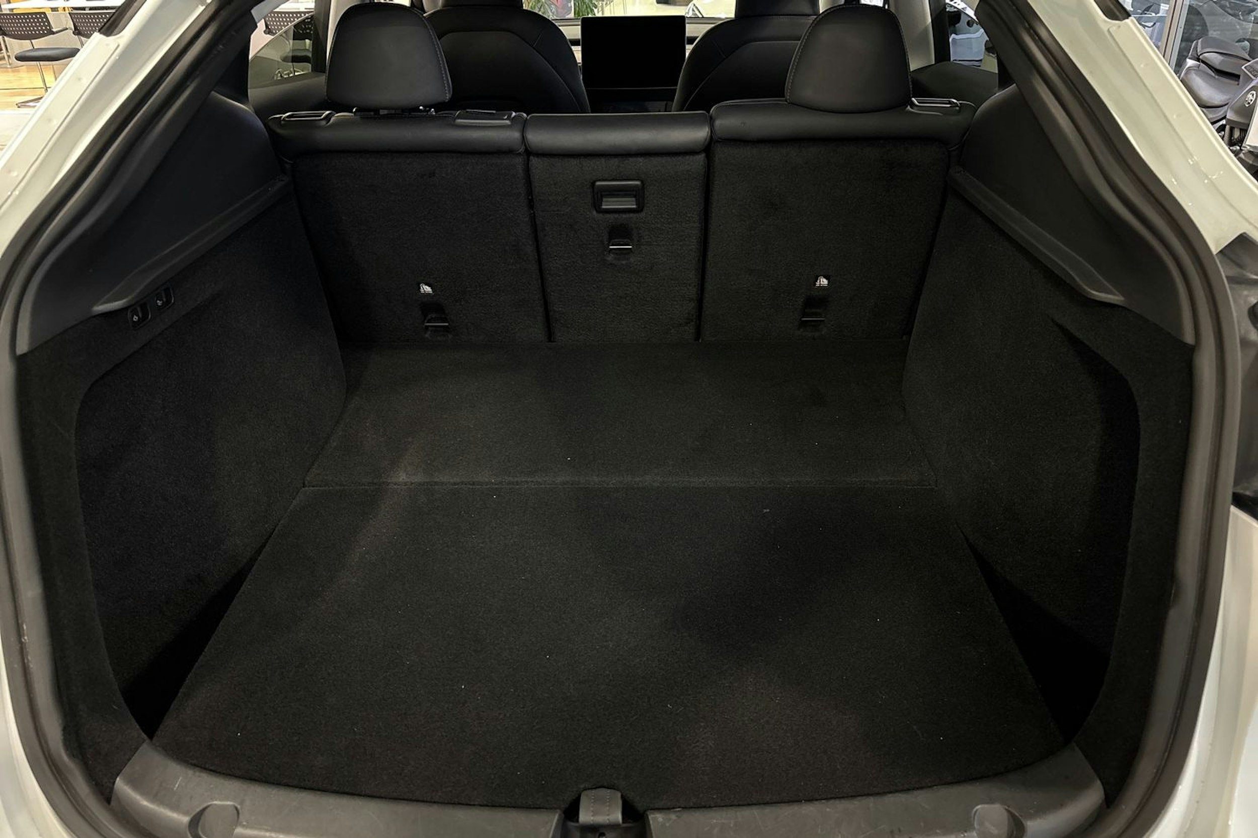 valkoinen Tesla Model Y 2023 kuva 14.