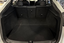 valkoinen Tesla Model Y 2023 kuva 14.
