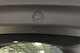 valkoinen Tesla Model Y 2023 kuva 15.