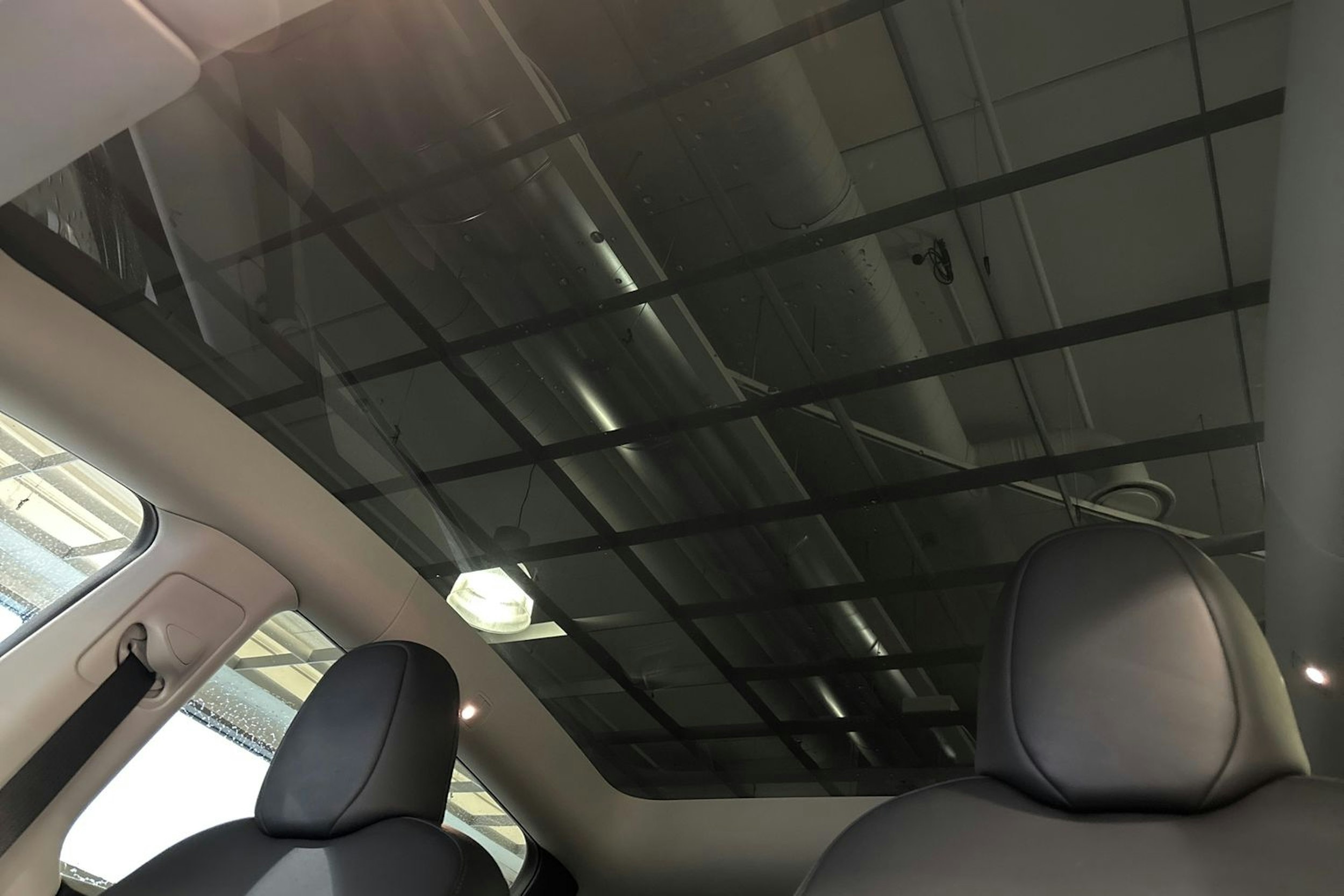 valkoinen Tesla Model Y 2023 kuva 17.