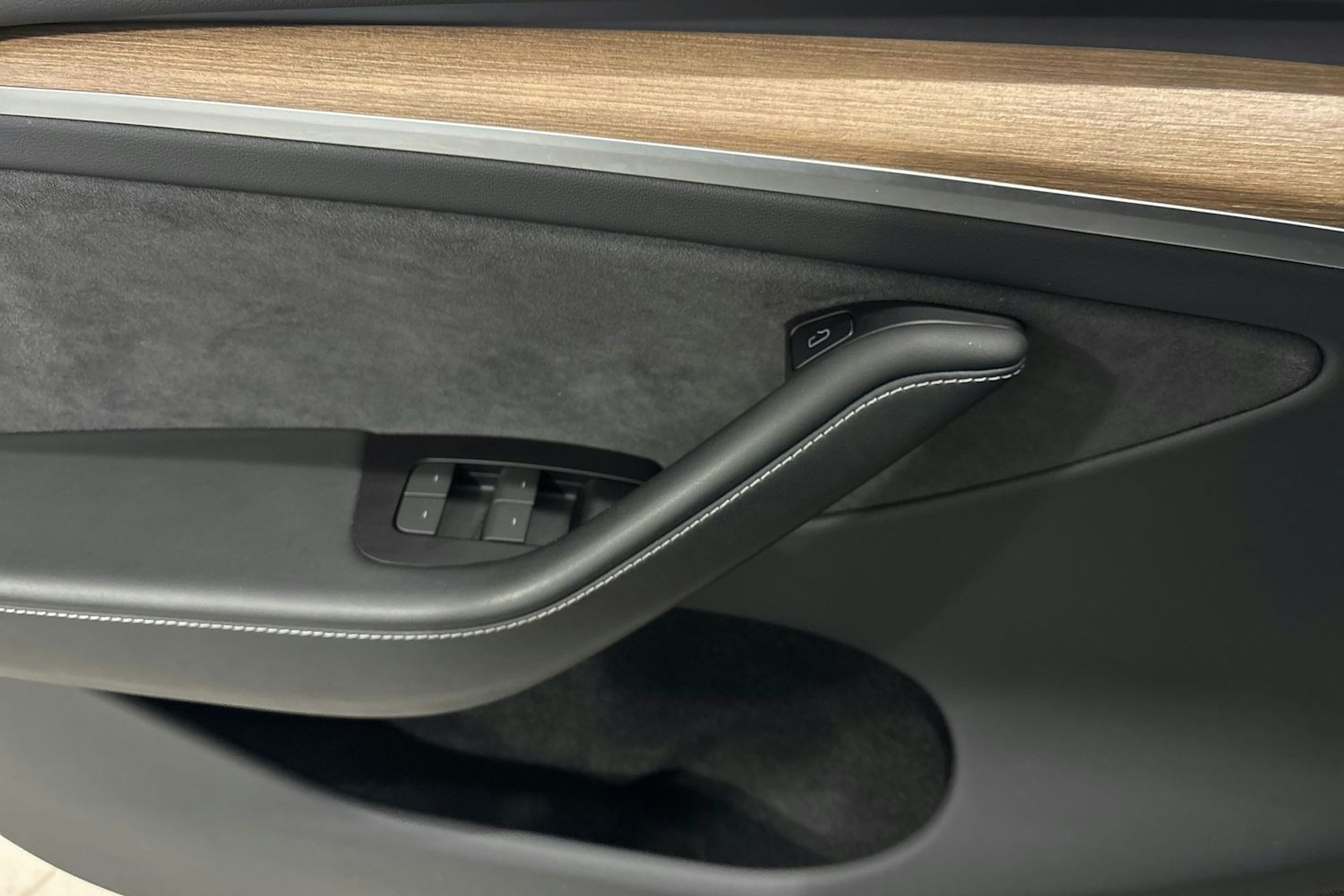 valkoinen Tesla Model Y 2023 kuva 18.