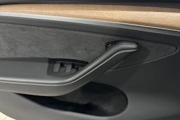 valkoinen Tesla Model Y 2023 kuva 18.