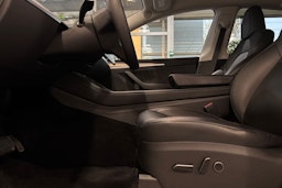 valkoinen Tesla Model Y 2023 kuva 19.