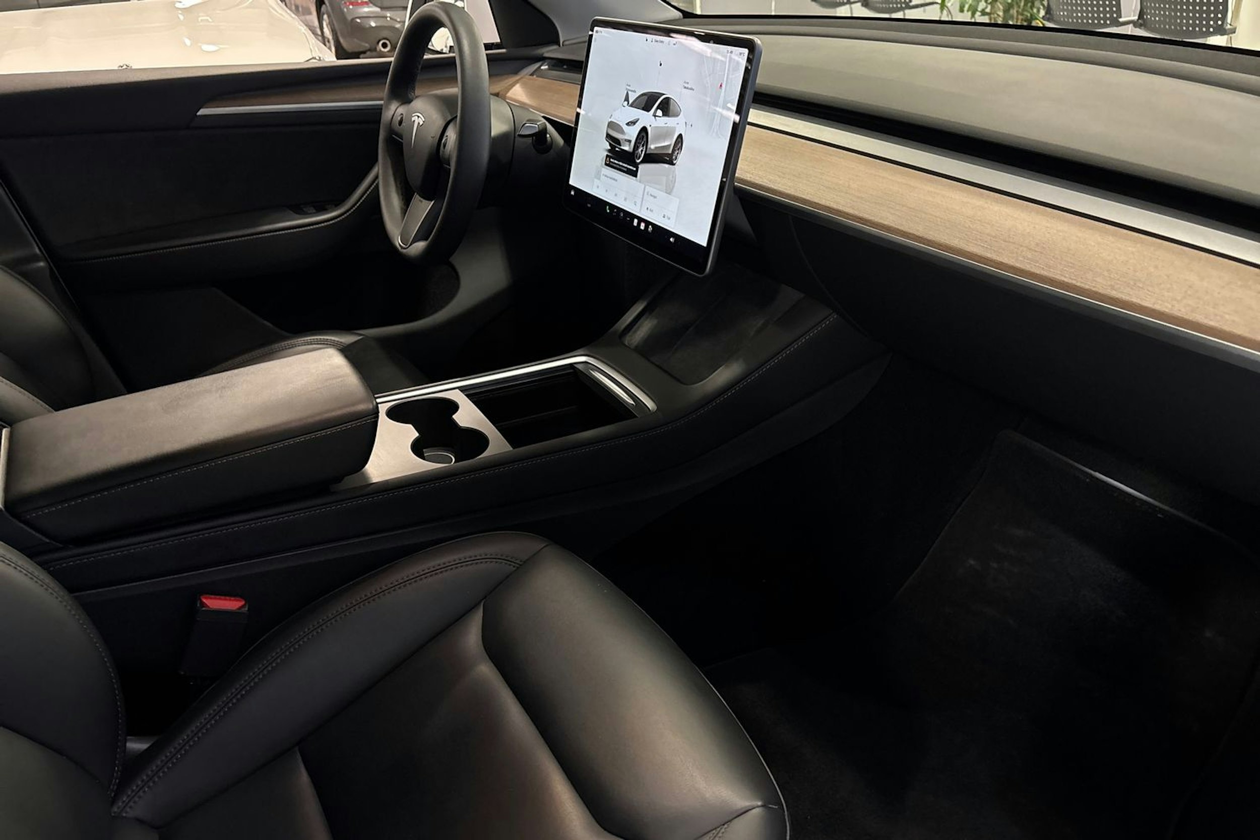 valkoinen Tesla Model Y 2023 kuva 20.