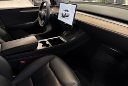 valkoinen Tesla Model Y 2023 kuva 20.
