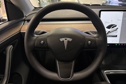 valkoinen Tesla Model Y 2023 kuva 21.