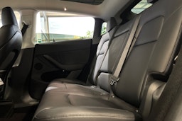 valkoinen Tesla Model Y 2023 kuva 22.