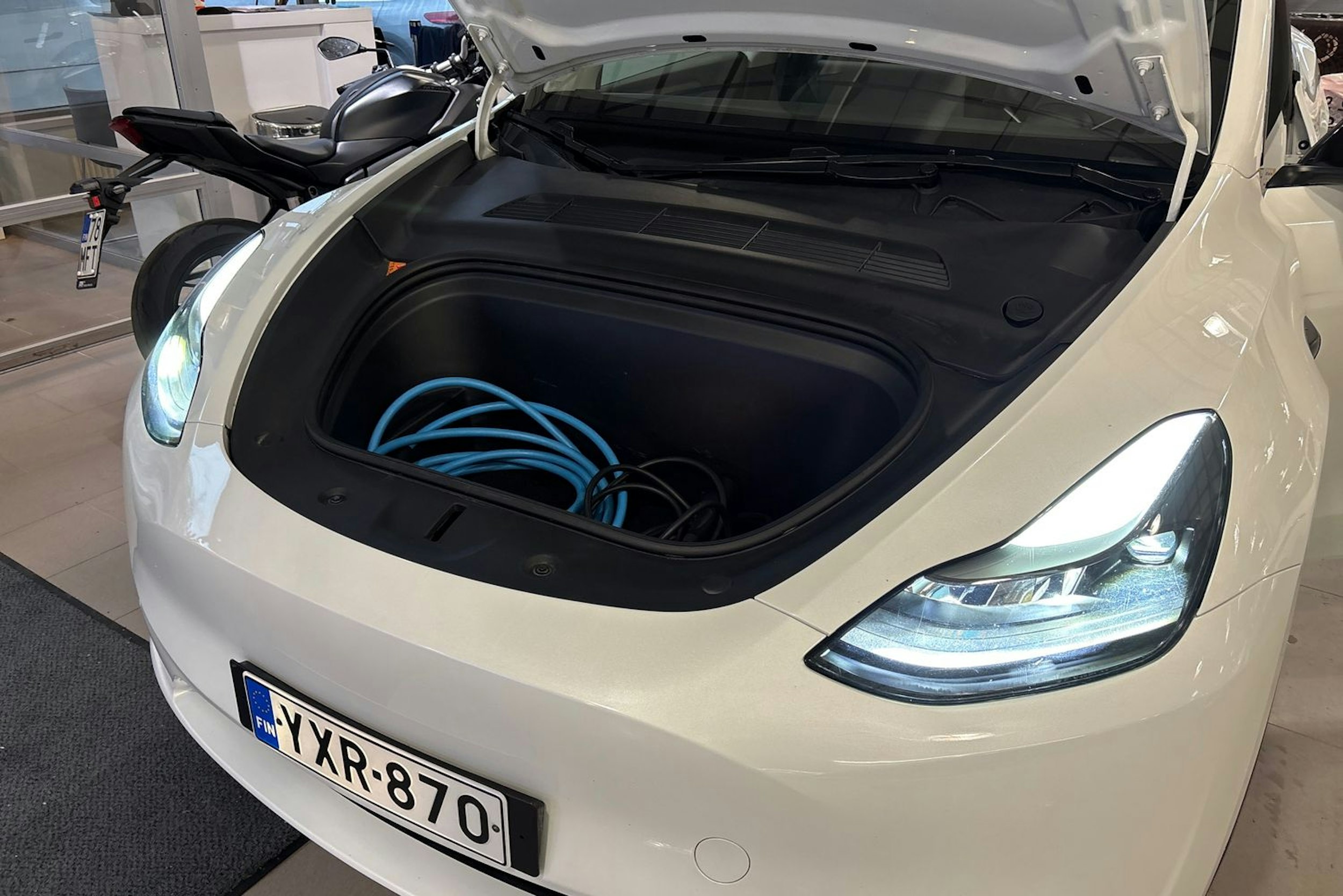 valkoinen Tesla Model Y 2023 kuva 23.