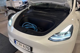 valkoinen Tesla Model Y 2023 kuva 23.