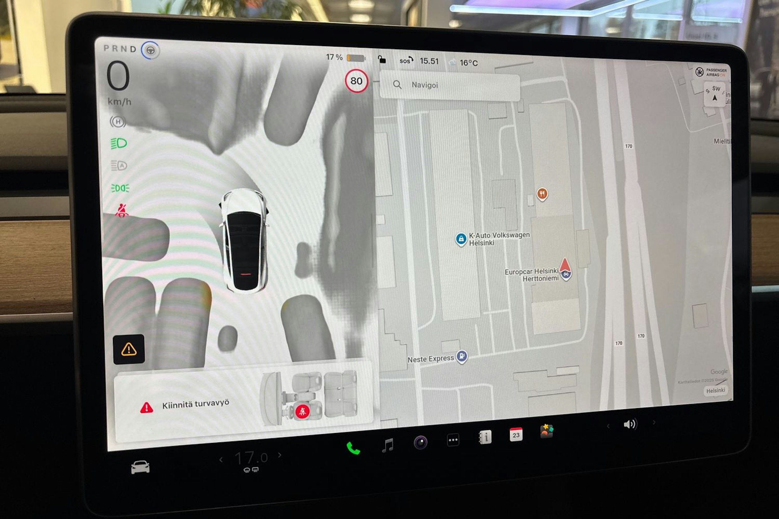 valkoinen Tesla Model Y 2023 kuva 24.