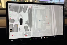 valkoinen Tesla Model Y 2023 kuva 24.