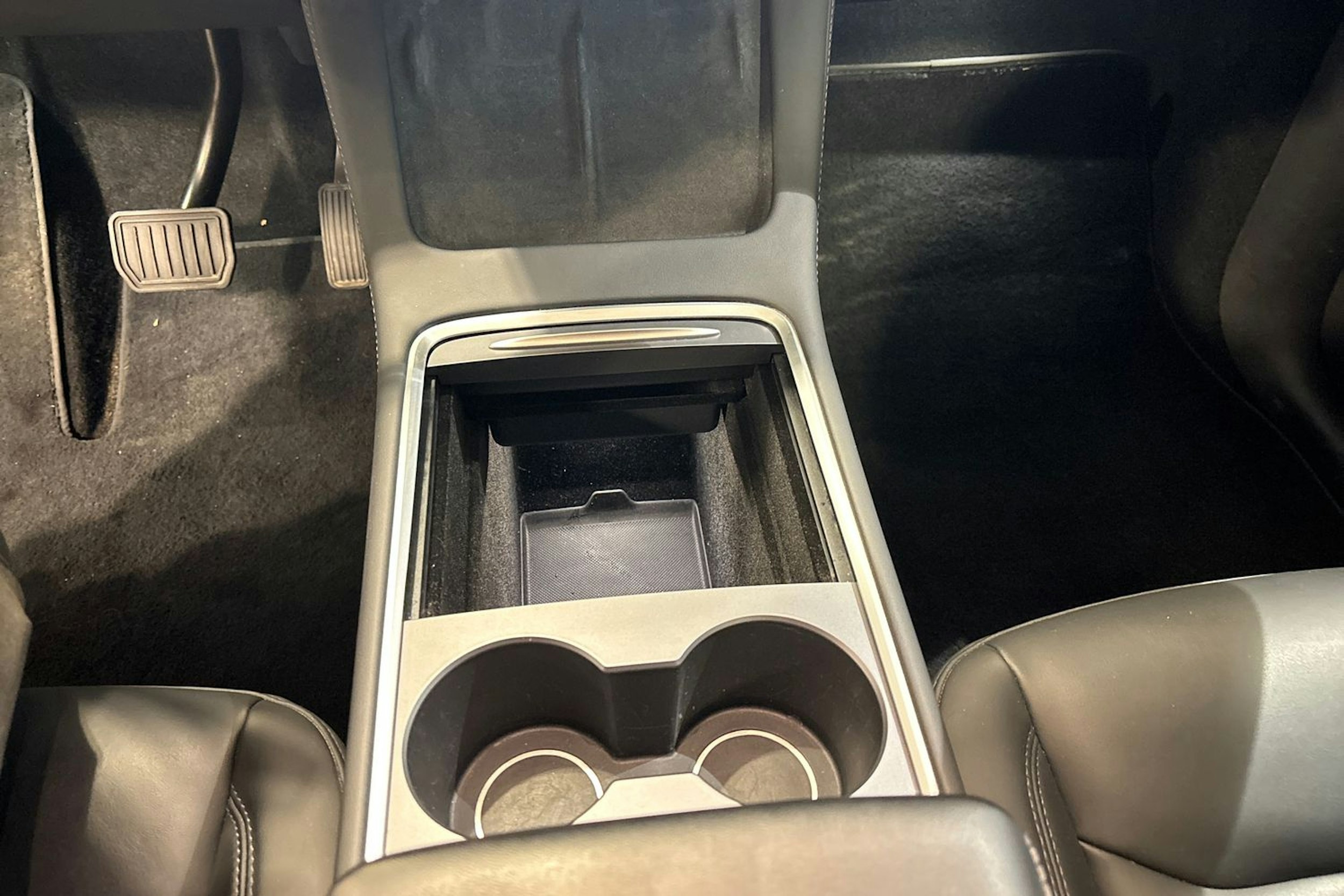 valkoinen Tesla Model Y 2023 kuva 28.