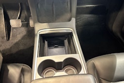 valkoinen Tesla Model Y 2023 kuva 28.