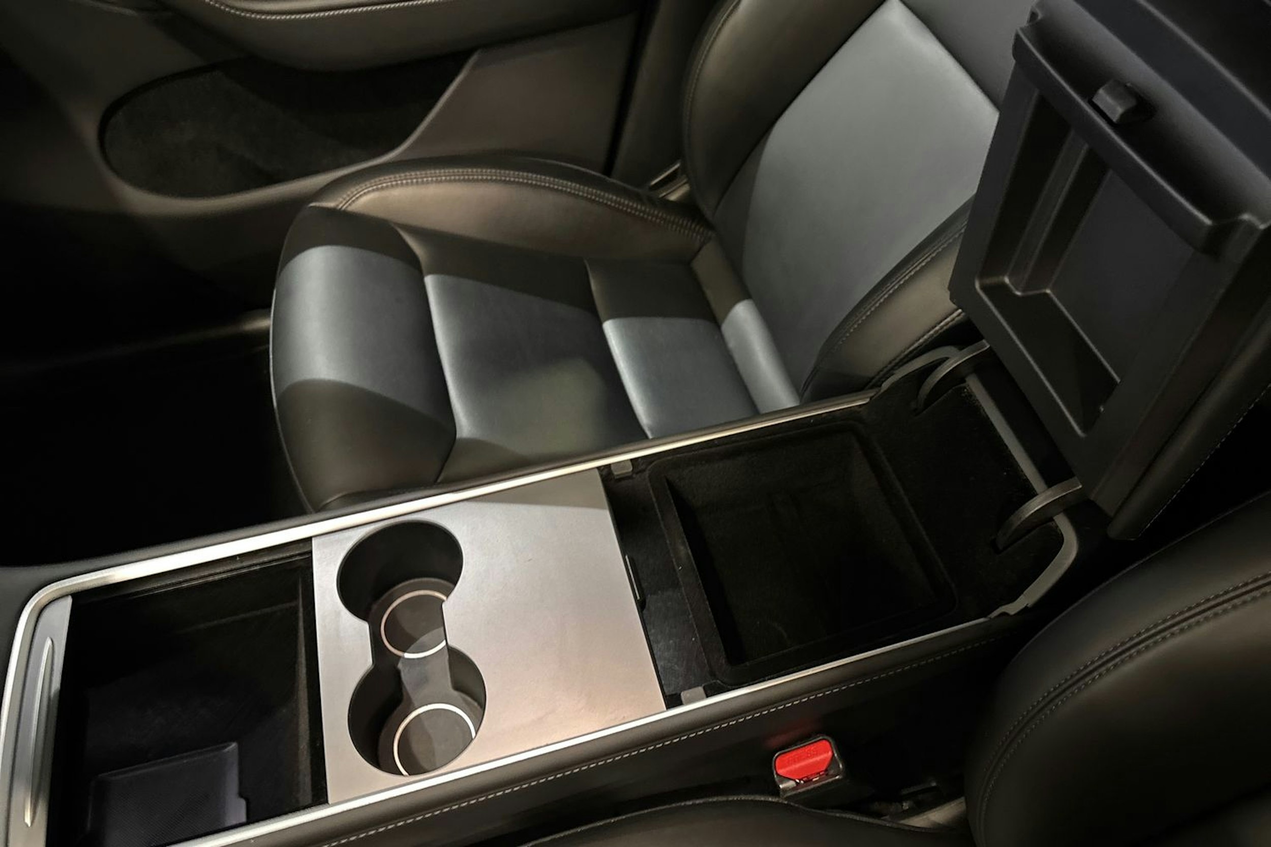 valkoinen Tesla Model Y 2023 kuva 29.