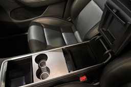 valkoinen Tesla Model Y 2023 kuva 29.