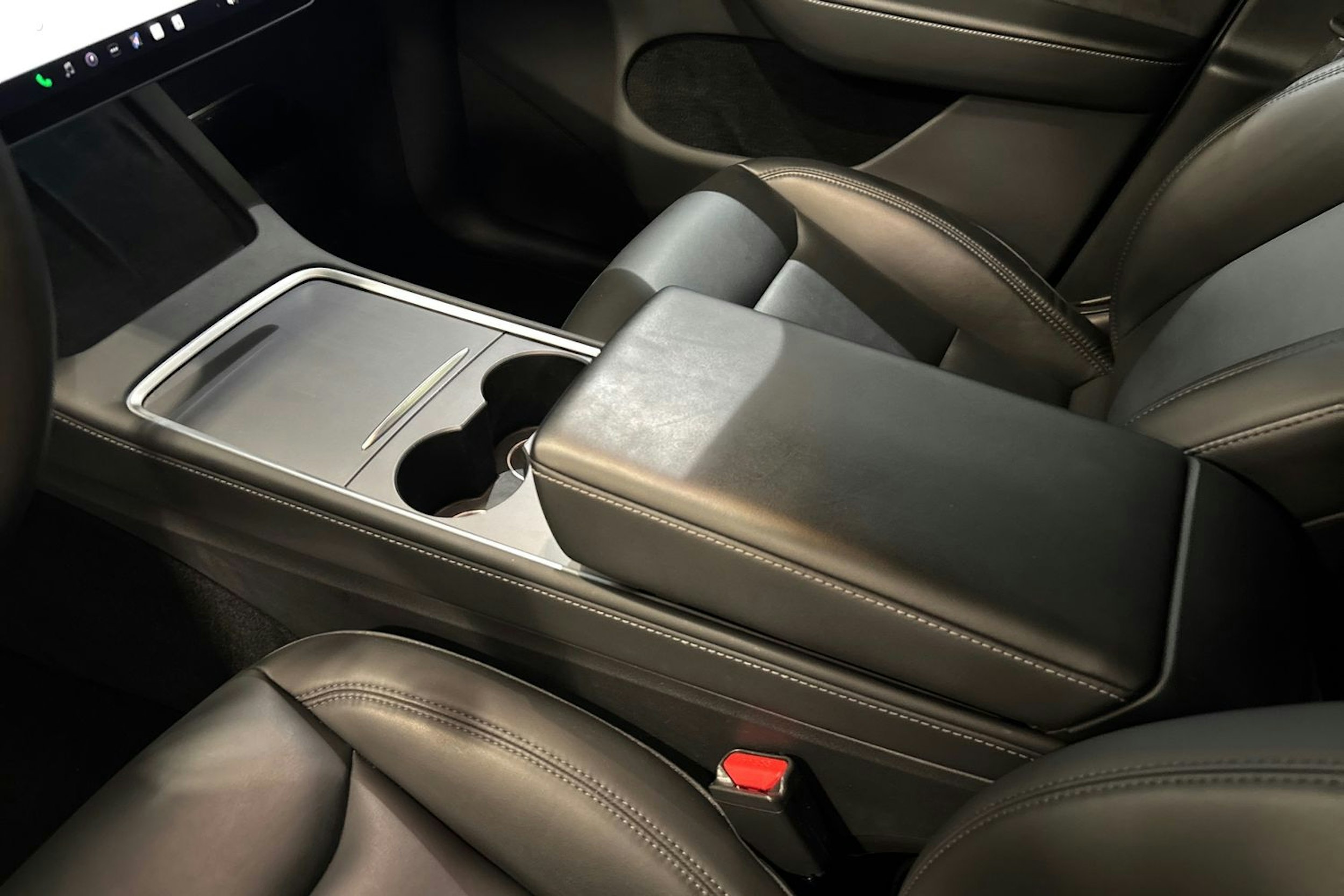 valkoinen Tesla Model Y 2023 kuva 30.