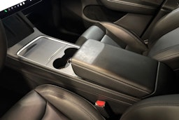 valkoinen Tesla Model Y 2023 kuva 30.