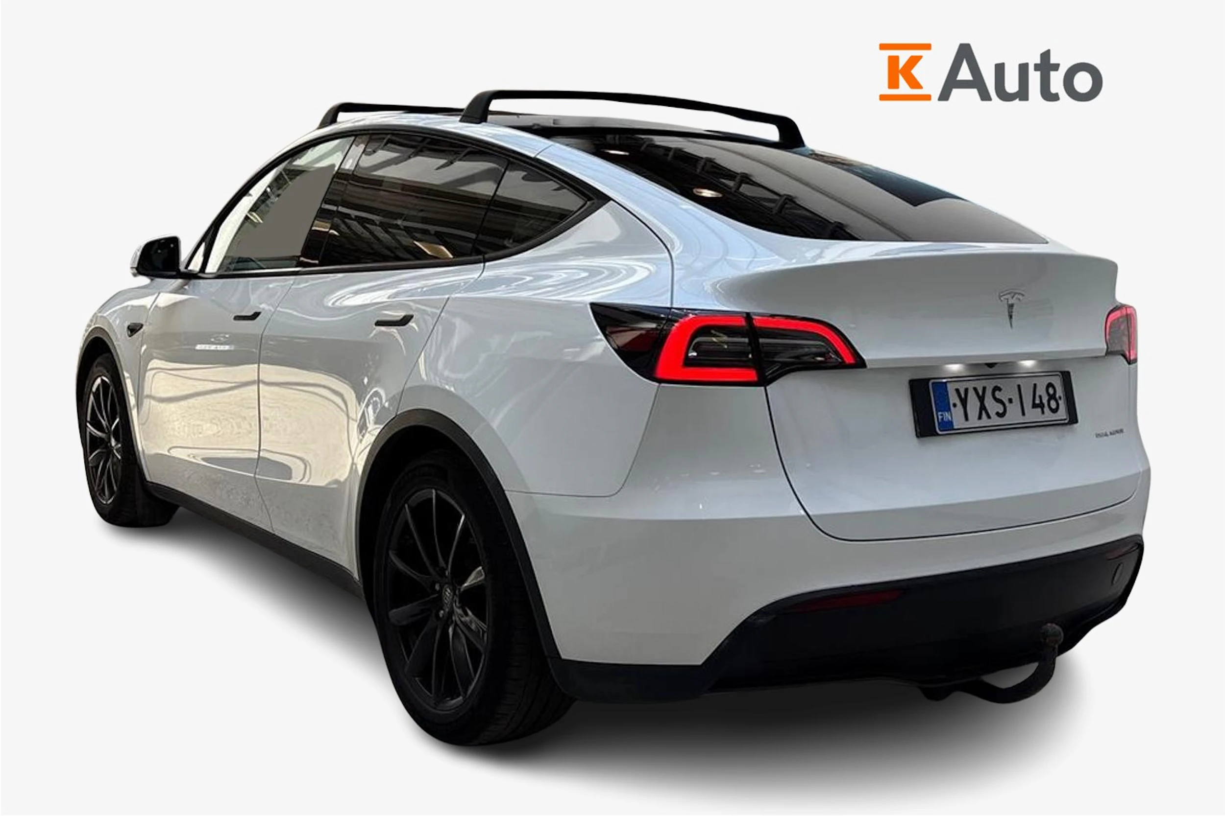 valkoinen Tesla Model Y 2023 kuva 2.