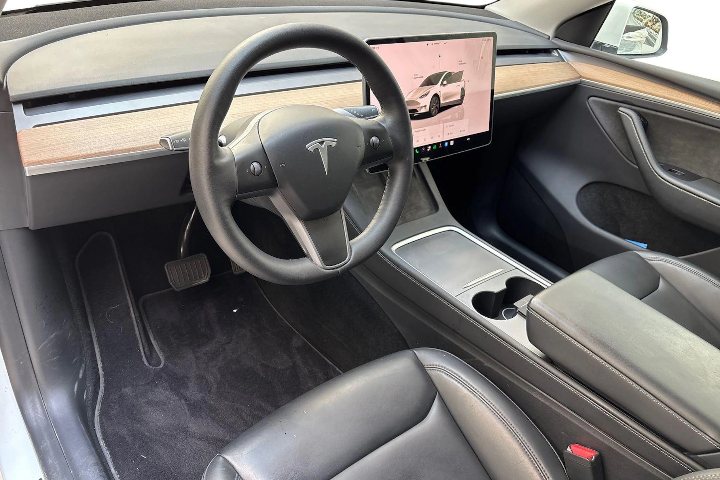 valkoinen Tesla Model Y 2023 kuva 6.
