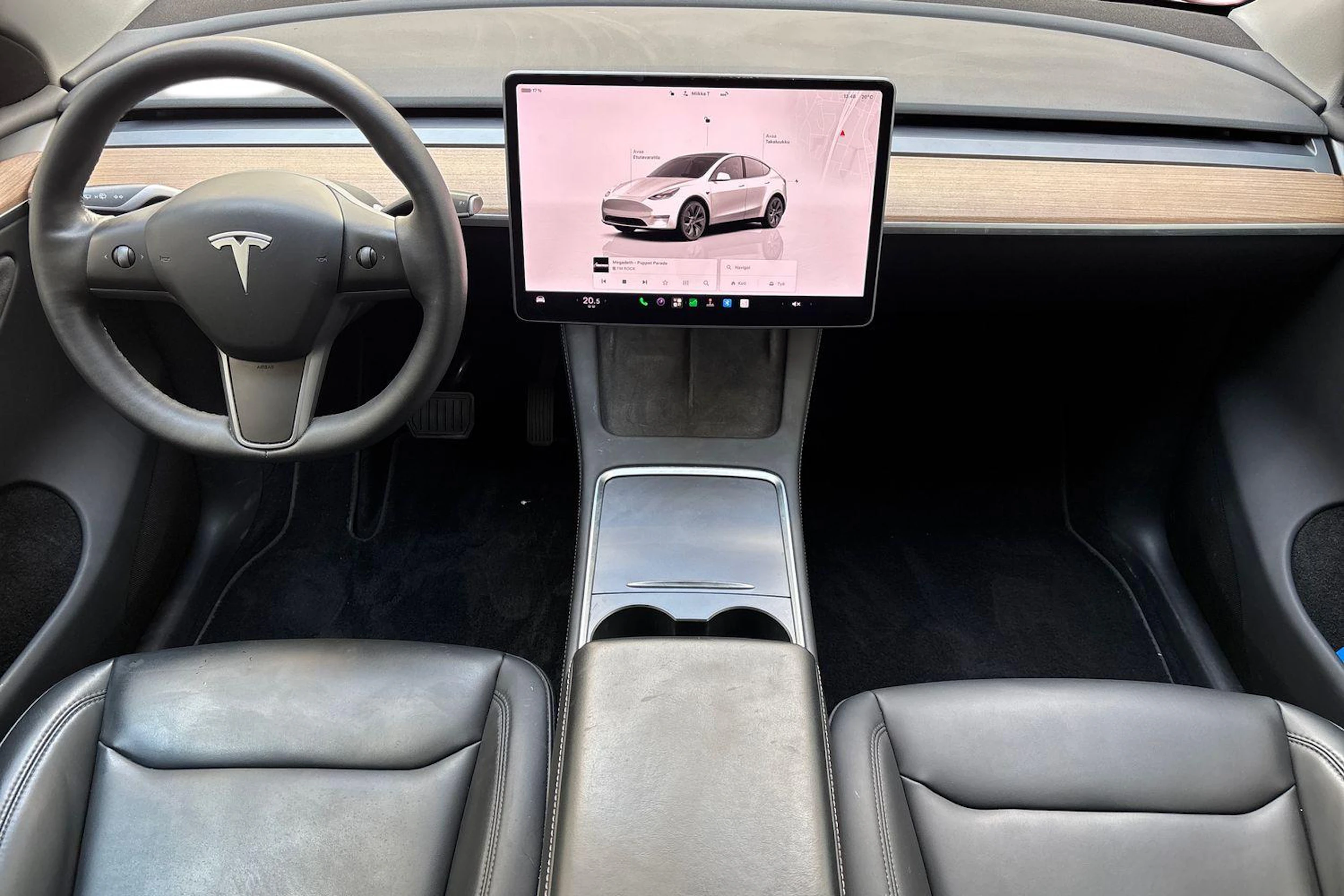 valkoinen Tesla Model Y 2023 kuva 7.