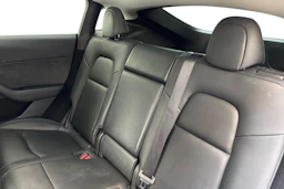 valkoinen Tesla Model Y 2023 kuva 8.