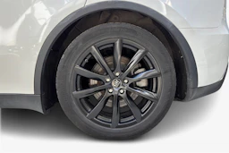 valkoinen Tesla Model Y 2023 kuva 9.