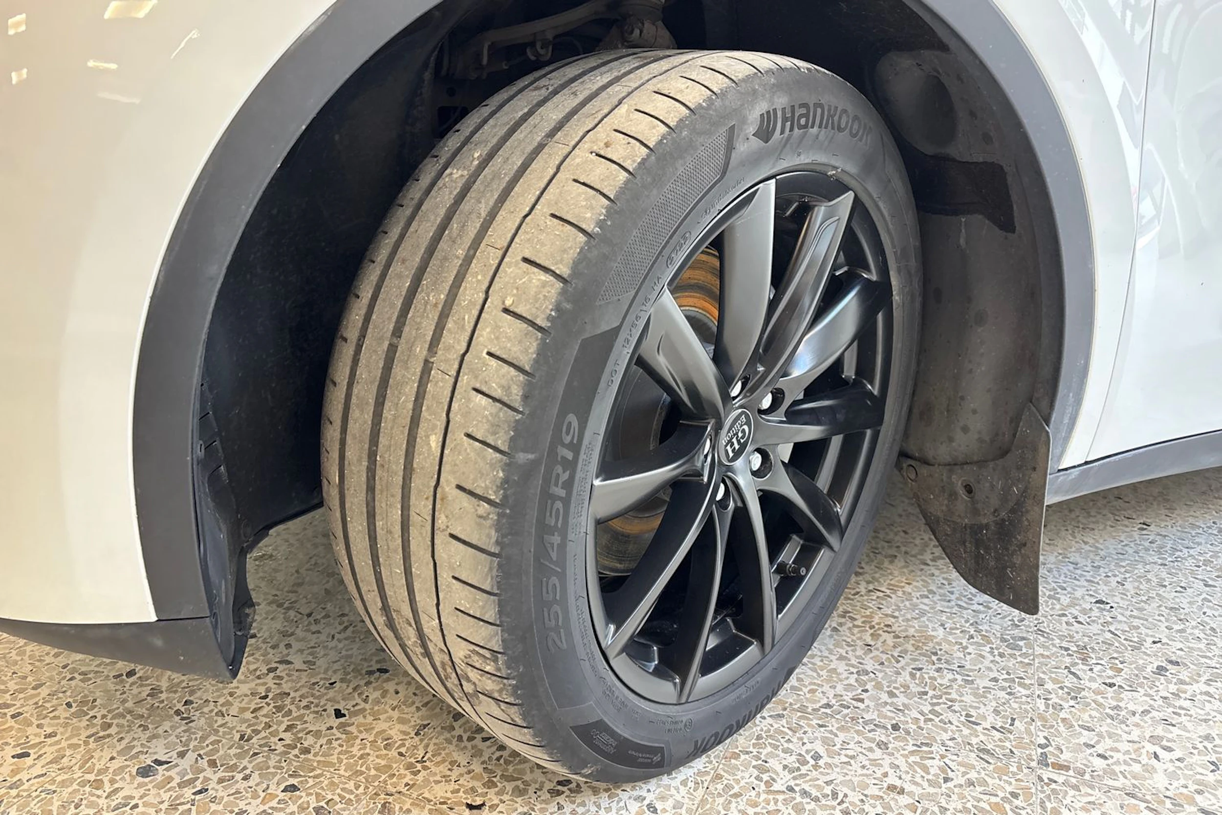 valkoinen Tesla Model Y 2023 kuva 10.