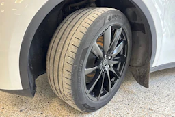 valkoinen Tesla Model Y 2023 kuva 10.