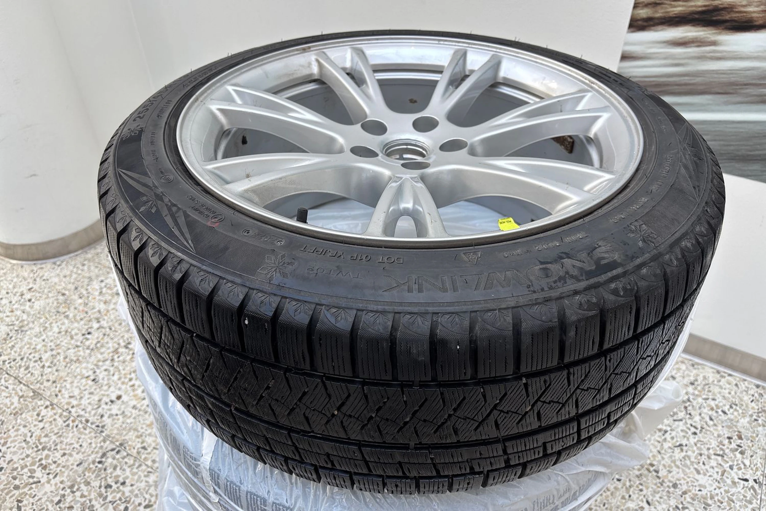 valkoinen Tesla Model Y 2023 kuva 11.