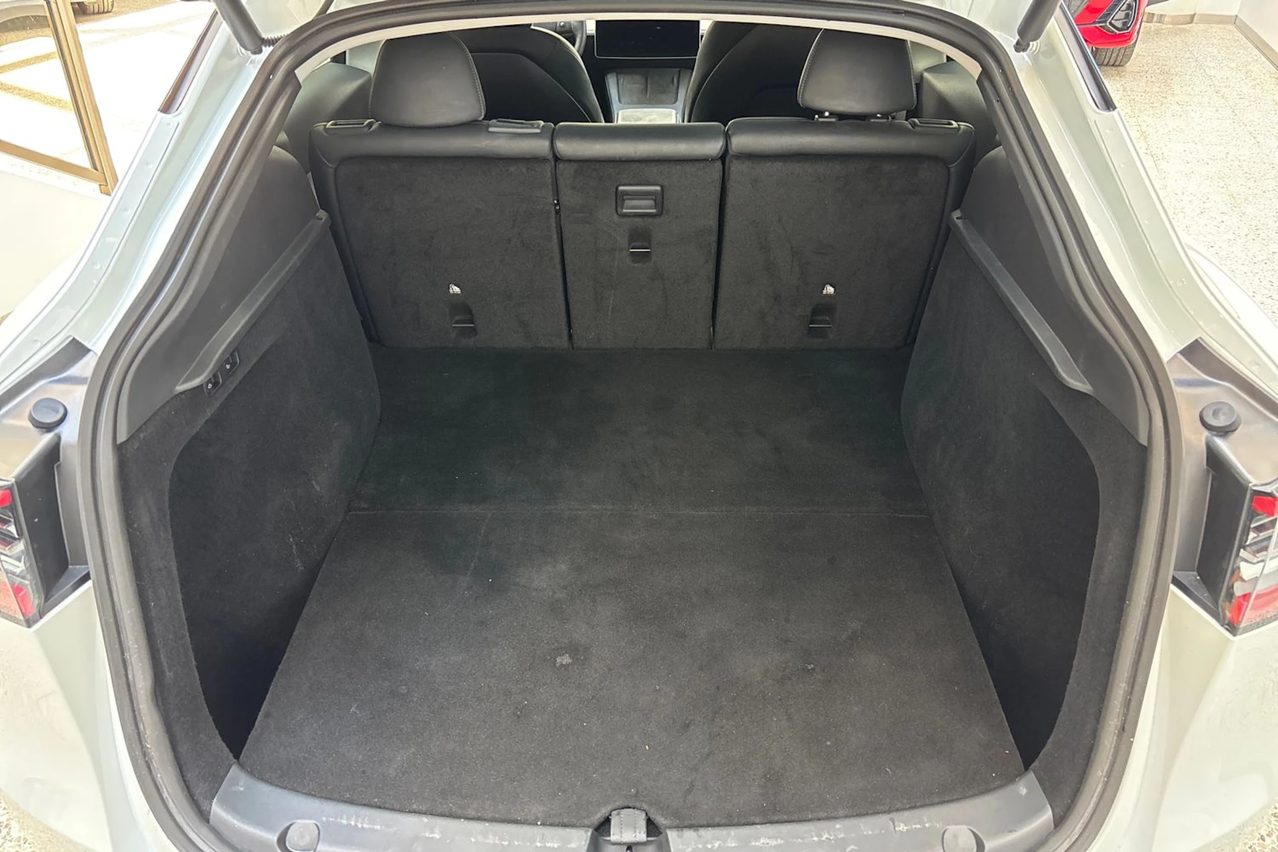 valkoinen Tesla Model Y 2023 kuva 12.