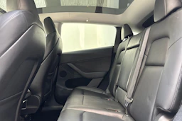 valkoinen Tesla Model Y 2023 kuva 15.