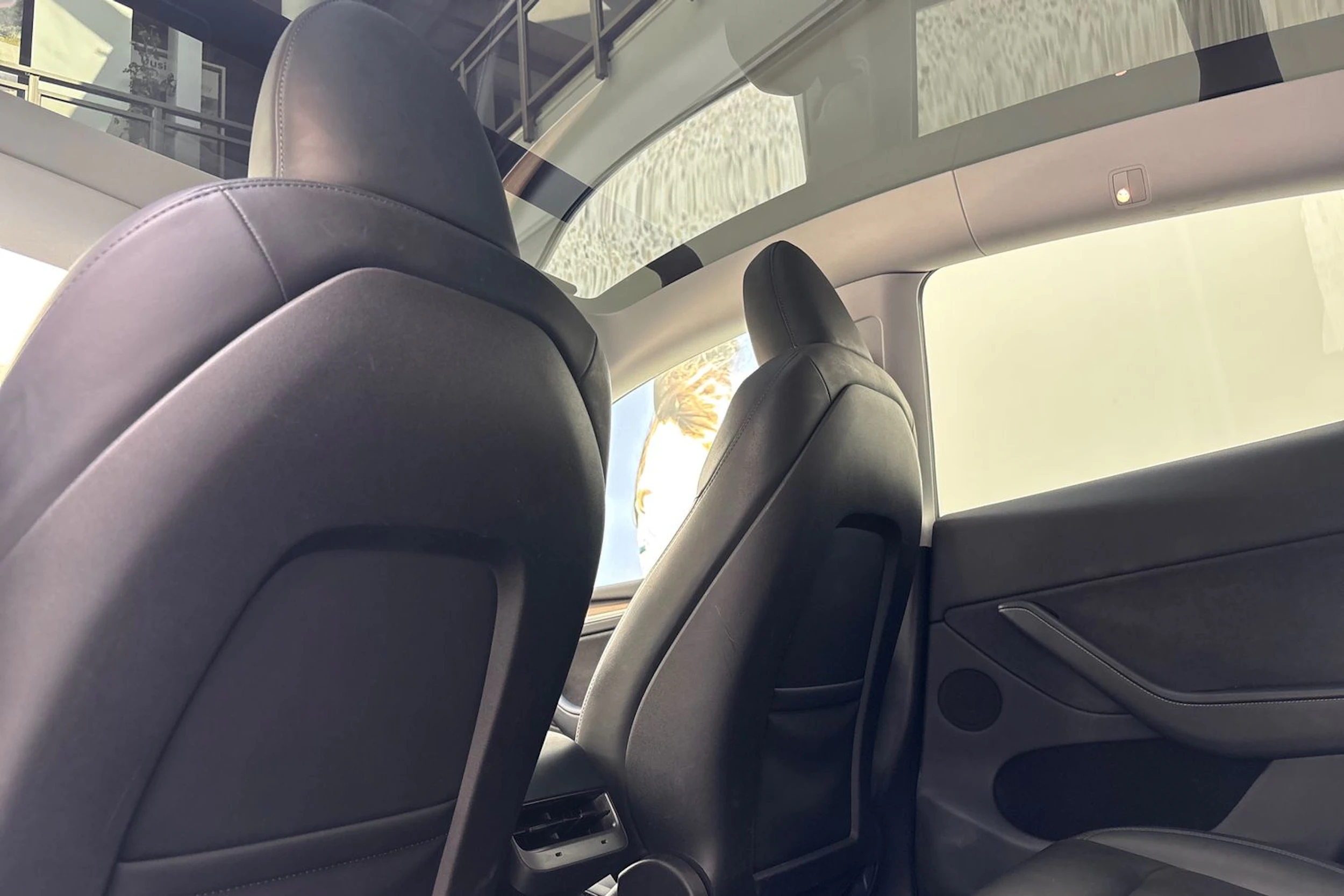valkoinen Tesla Model Y 2023 kuva 16.
